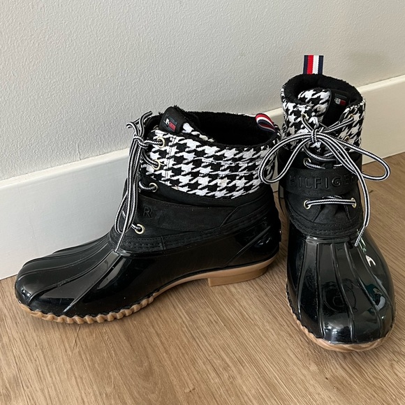 Tommy Hilfiger boots. Black/white houndstooth with glossy finish. size 8 - Picture 3 of 6